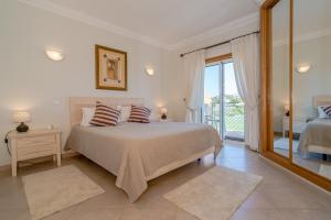 Un pat sau paturi într-o cameră la Beautiful Villa on Boavista Golf Resort - Daily Service & Spa Access