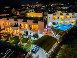 Bazén v ubytování Elounda Alikes Suites & Studios nebo v jeho okolí