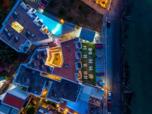 Bazén v ubytování Elounda Alikes Suites & Studios nebo v jeho okolí