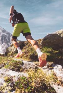 un hombre de pie en la cima de una montaña en DAS GERLOS - Boutique Hotel, en Gerlos