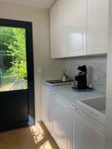 Kuchyň nebo kuchyňský kout v ubytování Private room among a nice Garden - Jardin en valois