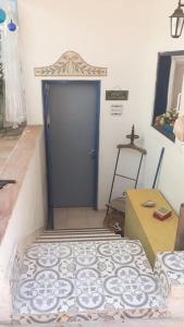 Habitación con puerta azul y mesa en Barud Gedera Israel, en Gedera