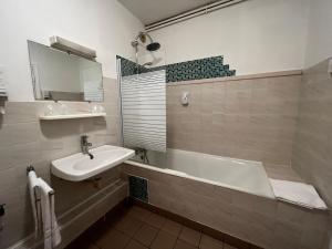 Ett badrum på Hotel Les Montois