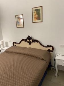 Una cama en un dormitorio con dos cuadros en la pared. en Casale Montereale, en Corato 33 fotos más