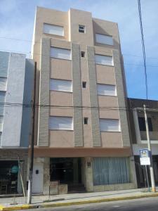 a tall building on the corner of a street at Hotel ARISTON in Mar del Plata