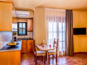 Kuchyň nebo kuchyňský kout v ubytování Elounda Alikes Suites & Studios