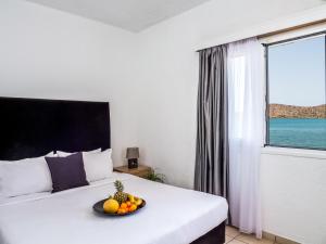 Postel nebo postele na pokoji v ubytování Elounda Alikes Suites & Studios