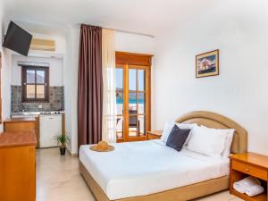 Postel nebo postele na pokoji v ubytování Elounda Alikes Suites & Studios