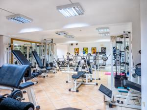 un gimnasio con filas de cintas de correr y máquinas en Elounda Alikes Suites & Studios, en Elounda