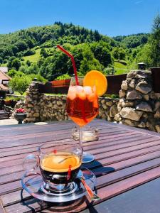 napój w szklance siedzącej na stole w obiekcie Valea lui Bogdan w mieście Moieciu de Jos