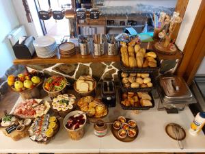 uma mesa cheia de diferentes tipos de alimentos em Penzion Pod kapličkou em Tisnov