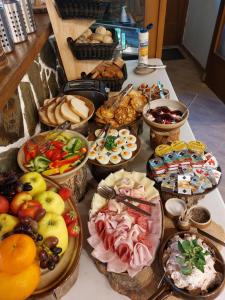una mesa con un montón de diferentes tipos de comida en Penzion Pod kapličkou en Tišnov