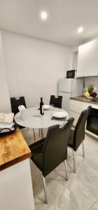 jadalnia ze stołem i krzesłami oraz kuchnia w obiekcie Bella Lucia w Portorožu