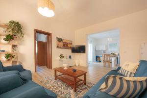 マツァーラ・デル・ヴァッロにあるVilla Le Onde - Xenia Sicily Villasの青いソファ2つとテーブルのあるリビングルーム
