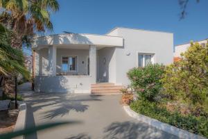 マツァーラ・デル・ヴァッロにあるVilla Le Onde - Xenia Sicily Villasのヤシの木のある白家