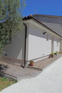 uma garagem com uma grande porta de garagem branca em Guest house Ada em Galižana