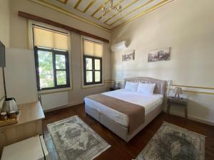 Een bed of bedden in een kamer bij Oasis Hotel Edirne