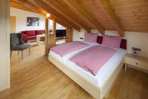 1 dormitorio con 1 cama grande y 1 sofá en Alpe Oberstdorf, en Oberstdorf