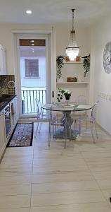 A kitchen or kitchenette at CASA PAOLINA NEL CENTRO DI BRACCIANO