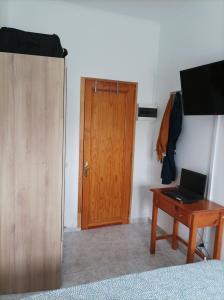 Televízia a/alebo spoločenská miestnosť v ubytovaní Casa Antonia Reyes, a la sombra de Famara