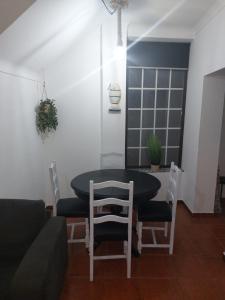uma sala de jantar com mesa e cadeiras em Gota D'agua Guest House em Vila Nova de Milfontes