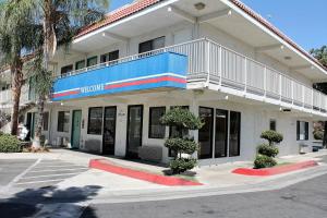 a hotel building with a balcony on top of it at Motel 6-Bakersfield, CA - Convention Center in Bakersfield