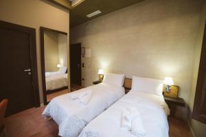 Rúm í herbergi á Elda Hotel