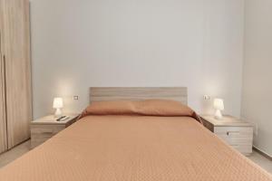 LA MAISON DE LULU في غالّيبولي: غرفة نوم بسرير كبير مع مواقف ليلتين