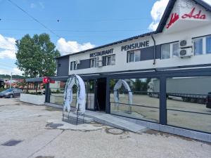 un edificio con entrada a un aparcamiento en PENSIUNEA ADA, en Bascov