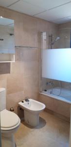 łazienka z toaletą, umywalką i wanną w obiekcie Infinity Apartment w Almuñécar