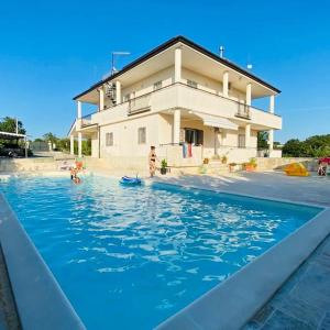 basen przed domem w obiekcie Villa Murgese w mieście Noci