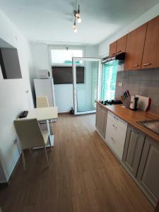Dapur atau dapur kecil di Apartment Batomalj