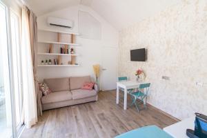 - un salon avec un canapé et une table dans l'établissement Suite Frida Rimini, à Rimini