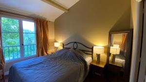 - une chambre avec un lit et une grande fenêtre dans l'établissement Kleine Auszeit (Petite Pause), à Grimaud