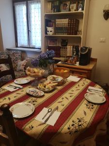 een tafel met borden en keukengerei erop bij B&B GENOVA COUNTRY in Fegino
