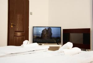 twee bedden met een flatscreen-tv in een kamer bij Andrassy Room in Boedapest