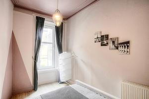 a bedroom with pink walls and a window at Stylish Luxury 2-Bed Serviced Apartment in Heart of West End SSE Hydro Botanic Gardens in Glasgow