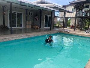Bazén v ubytování SolarCell Private Homestay - โซล่าเซลล์ไพรเวทโฮมสเตย์ nebo v jeho okolí