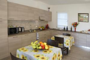a kitchen with a table with fruit on it at Alloggio Agrituristico Bianchin via Trieste 67 Fiumicello-Villa Vicentina in San António
