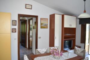 a living room with a table and a tv at Casavacanza al castello 2 in Villetta Barrea