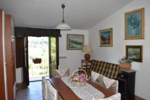 a living room with a table and a couch at Casavacanza al castello 2 in Villetta Barrea