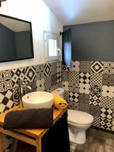 łazienka z umywalką i toaletą w obiekcie Logement indépendant Bassin d'Arcachon w mieście Le Teich +7 zdjęć