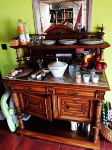 BOIS DE CHENES HOUSE في فالسبورغ: طاولة خشبية قديمة عليها طعام