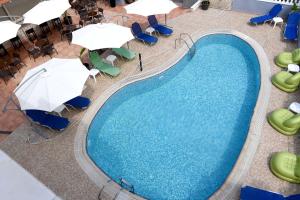 Utsikt mot bassenget på Palm Beach Hotel Ακτή Φοινηκα eller i nærheten
