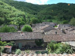 - Vistas a una localidad con montañas de fondo en L'étape du château, en Bruniquel