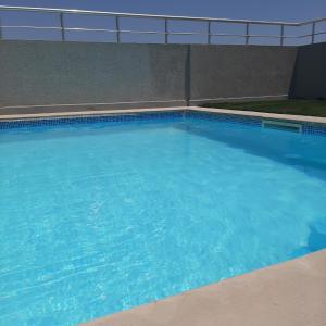 艾尔亚奈bel appart terasse vue panoramique avec piscine的一个蓝色海水的大型游泳池