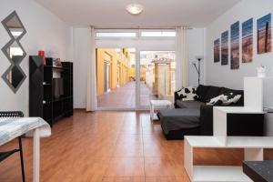 コティージョにあるEl Chulo Apartamentoのソファとテーブルのあるリビングルーム