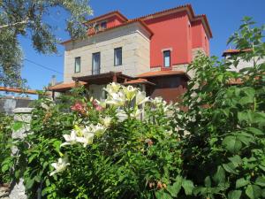 um edifício com flores brancas em frente em Solar dos Alperces - Serra da Estrela - Turismo de Aldeia em Travancinha