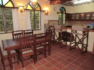 מסעדה או מקום אחר לאכול בו ב-Villa Lamuhouse Diani Beach