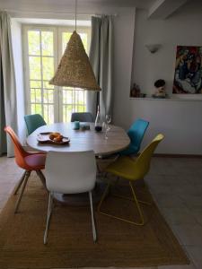 comedor con mesa y sillas en Maison agréable avec vue splendide, en Monze